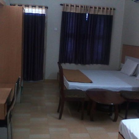 Hotel Pasuparthy Residency Tirupati Eksteriør bilde