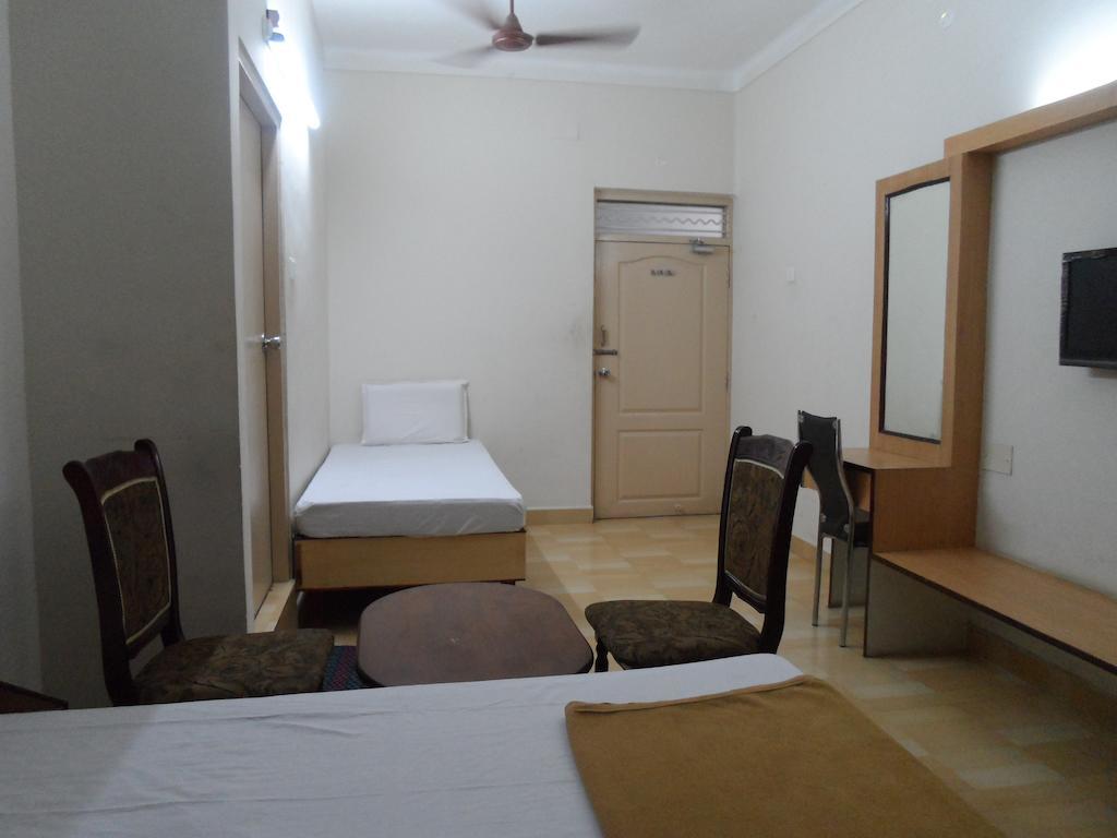 Hotel Pasuparthy Residency Tirupati Eksteriør bilde