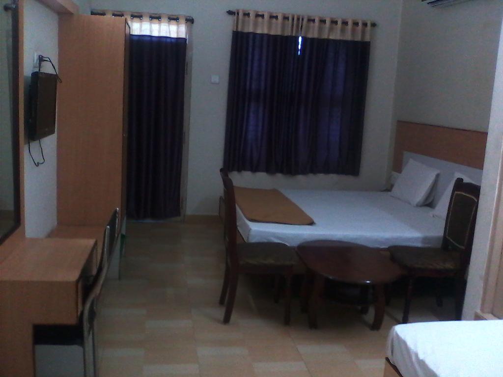 Hotel Pasuparthy Residency Tirupati Eksteriør bilde